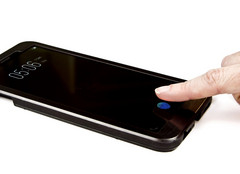 Der erste direkt im Display integrierbare Fingerabdrucksensor stammt von Synaptics.