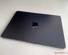 Das Apple MacBook Air M2 in Mitternachtsblau soll leider nicht sonderlich resistent gegen Kratzer sein (Bild: Notebookcheck)