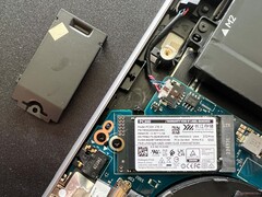 Primäre M.2-2242-SSD mit zusätzlicher Abdeckung