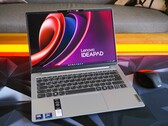 Hier zu sehen: Das äußerlich baugleiche, Intel-basierte Schwestermodell des Lenovo IdeaPad Slim 5 14Q8X9 (Bild: Florian Glaser)