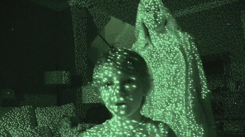 Die Microsoft Kinect Spielekonsole im Horrorfilm "Paranormal Activity 4" projiziert ebenfalls tausende Infrarot-Punkte in den Raum.