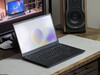 Schenker Connect 15 auf grauer Matte auf dem Schreibtisch