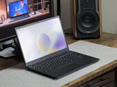 Schenker Connect 15 auf grauer Matte auf dem Schreibtisch