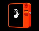 Der Rabbit R1 packt die Hardware eines Einsteiger-Smartphones ins orange Gehäuse. (Bild: Rabbit)