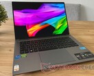 Günstiger und kompakter Creator-Laptop Acer Swift X 14 mit hellem 2.8K-OLED-Display und RTX 4050 hat Probleme mit der Kühlung (Bild: Andreas Osthoff)