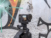 DJI Osmo Action 6 vor einer Graffitiwand