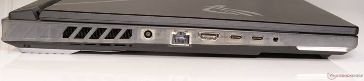 Links: Ladeanschluss, 2,5-GB-LAN, HDMI 2.1 FRL, Thunderbolt 4 (mit DisplayPort 1.4), USB 3.2 Gen2 Type-C (mit DisplayPort 1.4, 100-W-PowerDelivery), 3,5-mm-kombinierter Audioanschluss