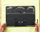 Das Apple MacBook Air widmet einen Großteil des Volumens dem Akku, etwa ein Drittel der Fläche wird für das Mainboard genutzt. (Bild: Max Tech)