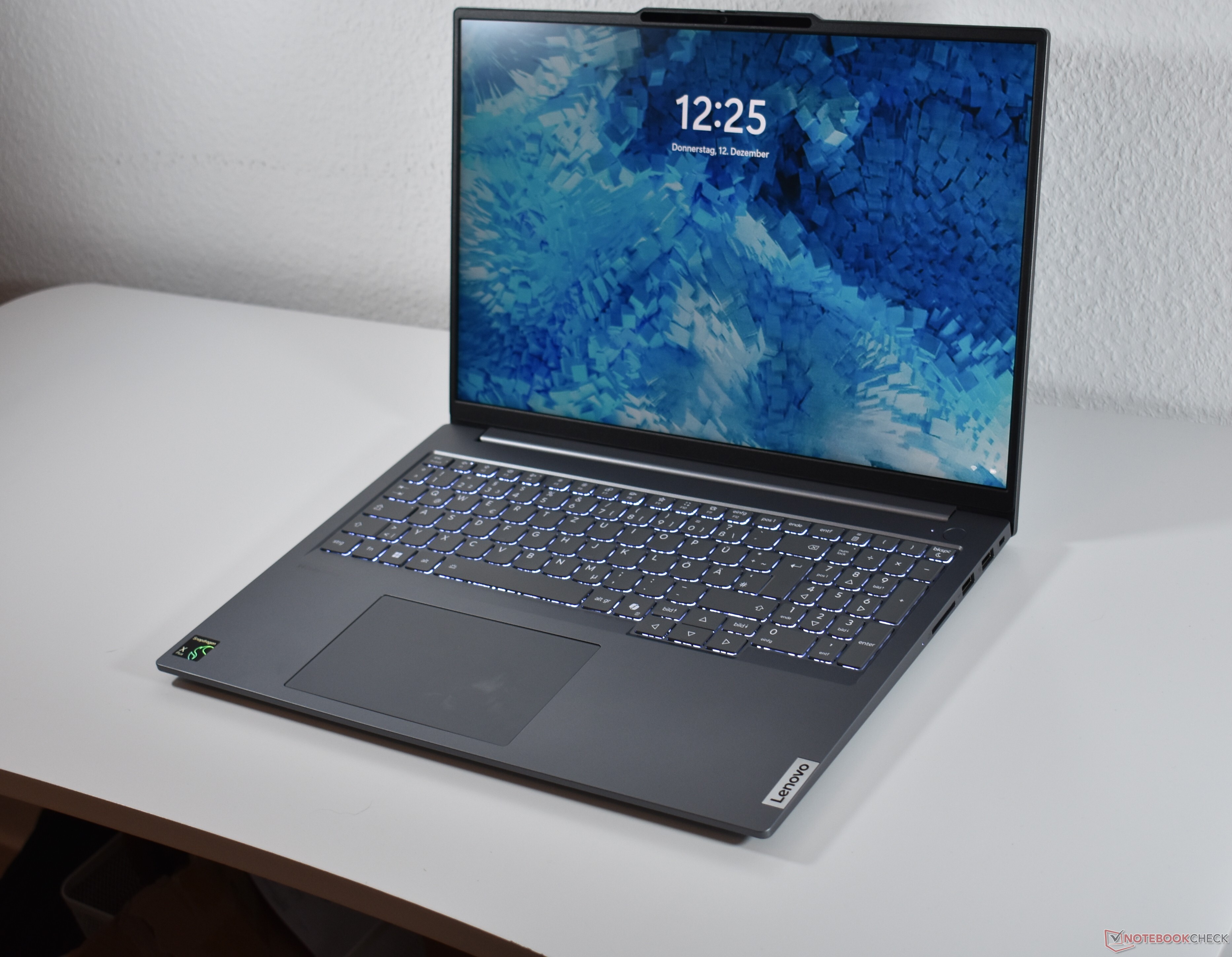 Über 24 Stunden Akkulaufzeit für unter 1000 Euro: Lenovo ThinkBook 16 G7 QOY Laptop im Test