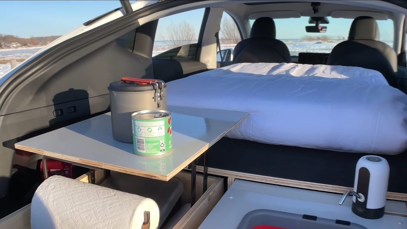 Küche, Bett und Schubladen: Tesla Model Y zum Camper umgebaut 