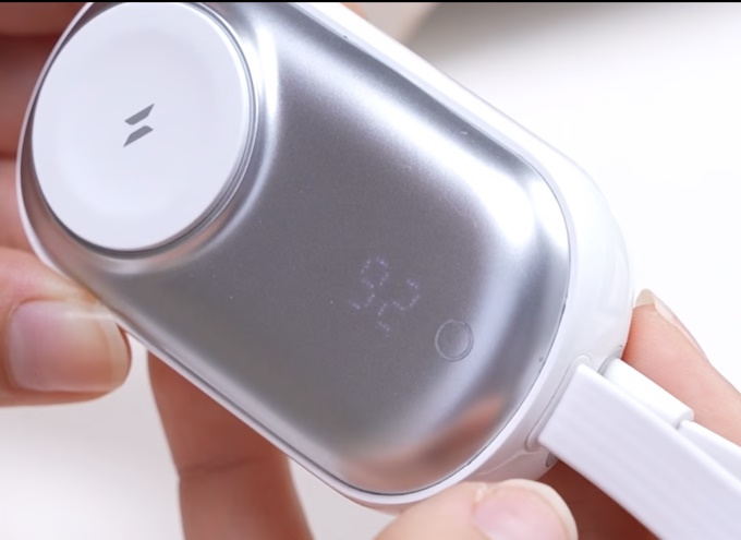 Ein Display zeigt den aktuellen Ladestand an (Bildquelle: Cowzry)