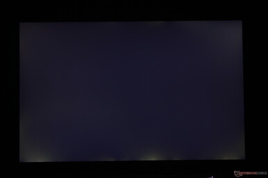 Mäßig uneben Backlight Bleeding entlang der Unterseite