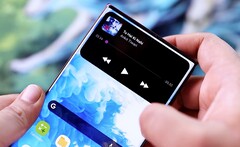 Eine neue App erweitert Android-Smartphones um eine Kopie von Apples Dynamic Island. (Bild: Technobuzznet / YouTube)