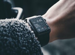 Der Lautsprecher der Apple Watch schleudert Wasser nach dem Schwimmen nach draußen, in der Zeitlupe sieht das eindrucksvoll aus. (Bild: Anh Nguyen, Unsplash)