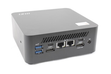 Rückseite: 2x USB-A 3.2 Gen. 2 (10 Gbps), 2x USB-C mit Thunderbolt 4 + Power Delivery + DisplayPort, 2x HDMI 2.1, 2x RJ-45 (2,5 Gbps), AC-Barrel Netzteil