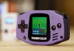 Thumby Color sieht aus wie ein Nintendo Game Boy Advance, ist aber viel kleiner. (Bildquelle: Tiny Cicruits)