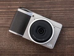 Der Nachfolger der abgebildeten Ricoh GR III soll auch als Monochrom-Version angeboten werden. (Bildquelle: Ricoh)