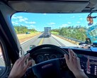 Ein Reddit-Nutzer hat ein vollwertiges SimRacing-Setup in seinen Lkw gebaut.