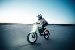 Das WAU Cyber setzt auf ein industrielles Design mit auffälliger Beleuchtung. (Bild: WAU Bike)