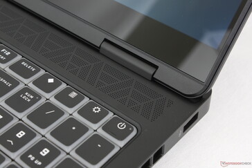 Deckel bis zum maximalen Winkel geöffnet (~140 Grad)