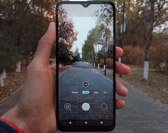 Das Moto E13 ist ein äußerst günstiges Android-Smartphone für unter 100 Euro (Bild: Motorola)