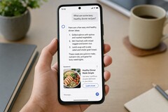 Hand hält ein Smartphone, auf dem unter einer KI-Antwort eine als gesponsert markierte Anzeige steht