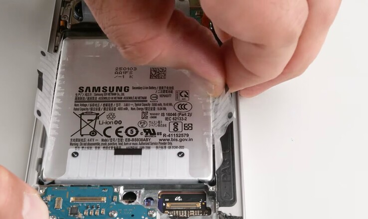Der Akku wird durch vier Klebelaschen gehlaten, und ist dadurch deutlich einfacher zu tauschen als noch beim Galaxy S24 Ultra.