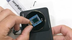 Der Teardown-Experte des JerryRigEverything-Youtube-Channels entblößt den Sony IMX989 im Xiaomi 12S Ultra.