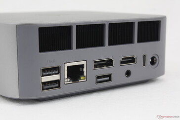 Hinten: USB-A 3.2 (10 Gbps), USB-A 2.0 (480 Mbps), RJ-45 (2,5 Gbps), DisplayPort 1.4 (4K@144), USB-A 2.0 (480 Mbps), HDMI 2.1 (4K@120), 3,5 mm Headset, USB-C 4.0 mit DisplayPort + Power Delivery (40 Gbps), Netzteil