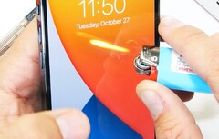 Das Ceramic Shield macht das Display des iPhone 12 Pro deutlich robuster im Vergleich zu vielen anderen Smartphones. (Bild: JerryRigEverything, YouTube)