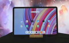 Das Xiaomi Redmi Pad Pro bietet ein großes 12-Zoll-Display, einen microSD-Slot und Metallgehäuse (Bildquelle: Florian Schmitt)