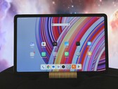 Das Xiaomi Redmi Pad Pro bietet ein großes 12-Zoll-Display, einen microSD-Slot und Metallgehäuse (Bildquelle: Florian Schmitt)