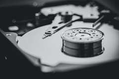 Western Digital bessert nach: Endlich teilt der Konzern den Käufern seiner NAS-Festplatten mit, dass sie auf SMR setzen. (Bild: Denny Müller, Unsplash)