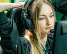 Streamerin mit Gaming-Headset und Mikrofon vor einem Bildschirm während einer Live-Übertragung