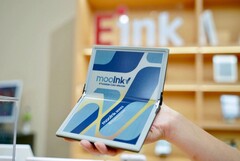 Der Foldable E-Reader MooInk 8" auf der Touch Taiwan. (Bildquelle: E-Ink/Johnson Lee)