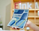 Der Foldable E-Reader MooInk 8" auf der Touch Taiwan. (Bildquelle: E-Ink/Johnson Lee)