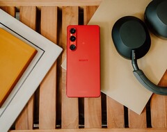 Das Sony Xperia 1 VI wird jetzt auch in der Farbe &quot;Scarlet&quot; angeboten. (Bildquelle: Sony)