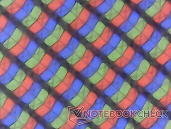 Die Körnigkeit ist auf unserem Panel minimal, auch wenn der PPI-Wert für einen 16-Zoll-Bildschirm mit 1200p etwas niedrig ist