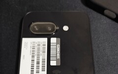 Das Google Pixel 9a setzt auf ein pillenförmiges Kameramodul, das nicht mittig im Gehäuse sitzt. (Bildquelle: @feni_book)