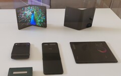 Bilder von TCLs faltbaren Designs, ein Falt-Tablet wie Galaxy Fold und ein Falt-Handy wie Motorola Razr.