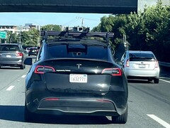 Dieses spezielle Tesla Model Y verfügt über eine auf dem Dach montierte LiDAR-Einheit, was darauf hindeutet, dass es für Tests von Teslas kommenden Robotaxis verwendet wird. (Bild: Steve Krawczyk/The Verge)