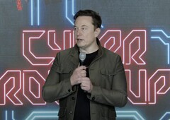 Elon Musk kündigt auf der jährlichen Aktionärsversammlung von Tesla drei neue Elektroautos an (Bild: Tesla/YouTube).