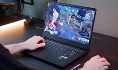 Das HP Omen 17 setzt auf eine RTX 4070, den AMD Ryzen 7 8845HS und ist derzeit 200 Euro günstiger als sonst (Bildquelle: Alex Wätzel)