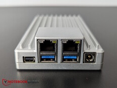 Vorne: 2x 2,5 GbE, 2x USB 3.1, Mini-DP, Strom