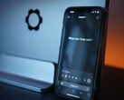 Smartphone zeigt die ChatGPT-Oberfläche mit der Frage What can I help with
