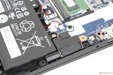 Nach unten abstrahlende 2x 2-W-Stereo-Lautsprecher in den vorderen Ecken