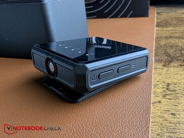 An der linken Kante ist das Mikro zu sehen