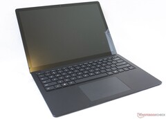 Microsoft Surface Laptop 4 mit 16 GB RAM & 3:2-Touchscreen für nur 399 Euro refurbished, aber mit QWERTY-Layout (Bild: Allen Ngo)