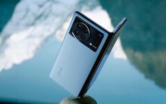 Das Vivo X Fold bietet ein faltbares LTPO-AMOLED-Display mit einer passablen Spitzenhelligkeit. (Bild: Vivo)