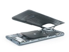 Das Xiaomi Mi 11 setzt auf viele modulare Komponenten, einige Reparaturen gestalten sich aber vergleichsweise schwierig. (Bild: iFixit)